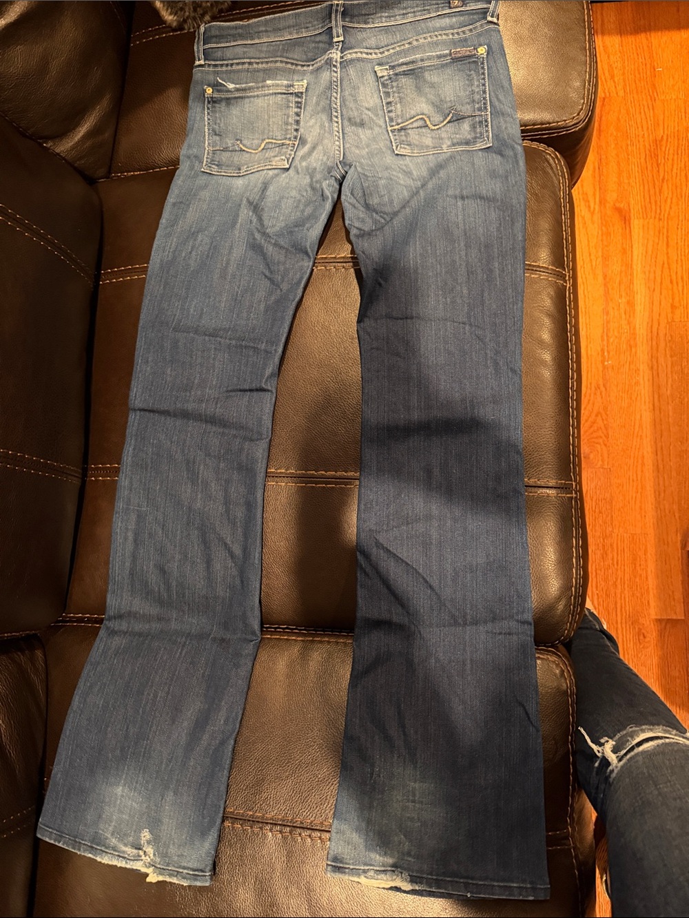 7 For All Mankind Women's Flared Jeans in Mid Blue Wash - Picture 2 of 2